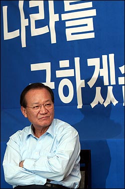 무기한 단식투쟁에 돌입한 최병렬 한나라당 대표가 첫날 당사 7층 대표실에 마련된 단식농성장에서 의원들의 이야기를 듣고 있다. 